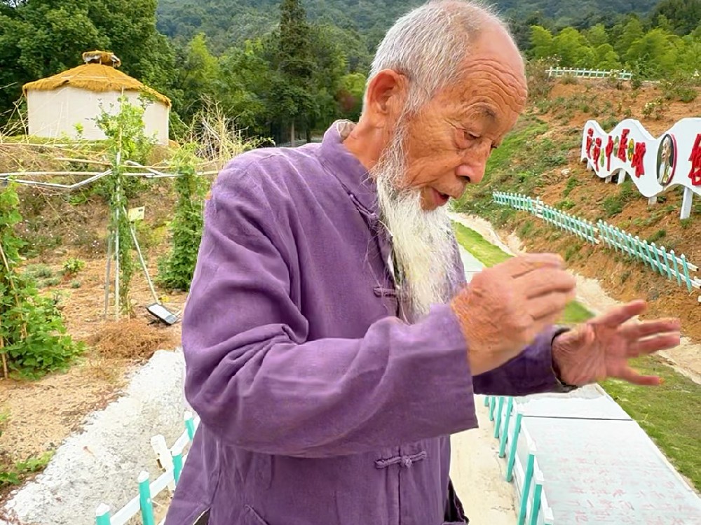 名老中医，非遗传承人，为传承中医，几十年以来免费收徒